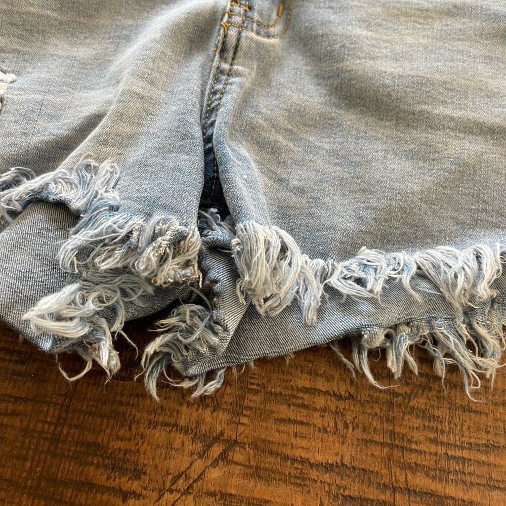 Light wash fringe jean shorts - Picture 2 of 8